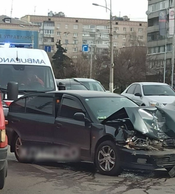 У Дніпрі на Слобожанському проспекті через ДТП ускладнено рух тролейбусів