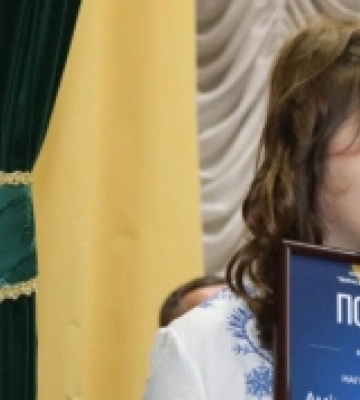 Грою на сопілці 10-річна школярка у Вараші збирає гроші для ЗСУ