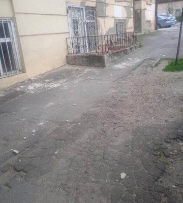 На Лесі Українки у Чернівцях обвалився  шматок фасаду з будинку