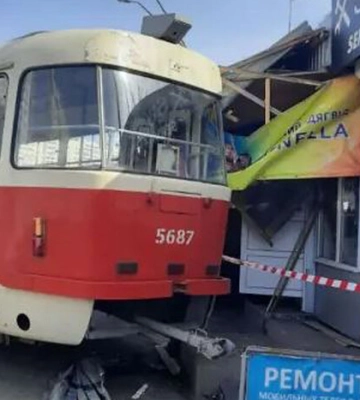 На столичних Позняках трамвай зійшов з рейок і врізався у базар (фото, відео)