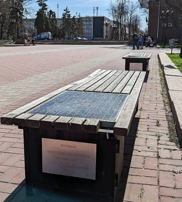У центрі Миколаєва невідомі розбили сонячну панель на лавці – мешканці пропонують збільшити кількість камер та розмір штрафу