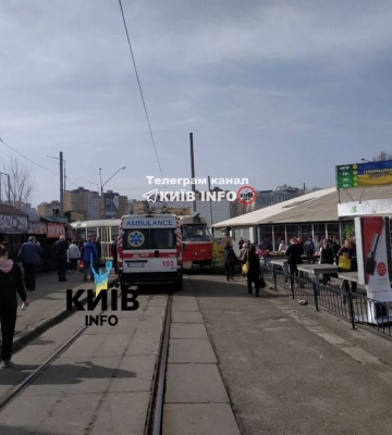 Трамвай зійшов з рейок на столичних Позняках, одна людина постраждала