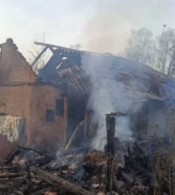 На Тячівщині внаслідок спалювання сухостою загорілася надвірна споруда (Фото)