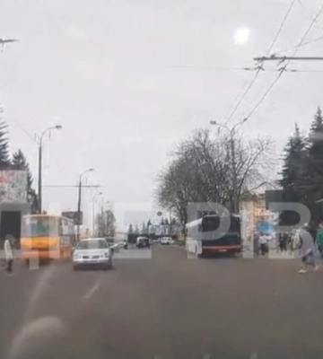 У Рівненському районі внаслідок перекидання автомобіля травмувався водій (ВІДЕО)