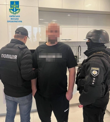 Зачинили в гаражі, били та вимагали 10 тис. доларів: повідомлено про підозру групі викрадачів на Київщині