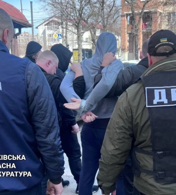 Безработный харьковчанин оформлял мужчинам загранпаспорта: дельца задержали