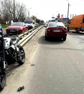 У Рівному зіткнулися мотоцикл та легковик
