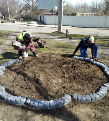 Клумби у Харкові: «багаторічники» почали висаджувати комунальники 