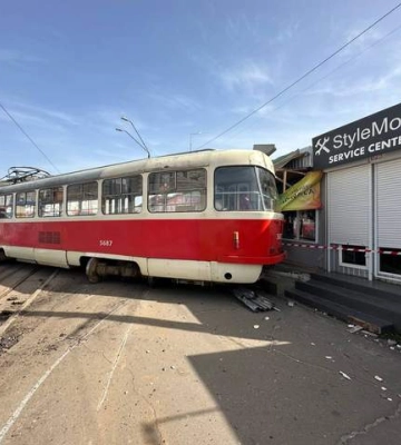 У Києві на Позняках трамвай зійшов з колії та врізався у МАФи: є постраждалий. Подробиці і фото