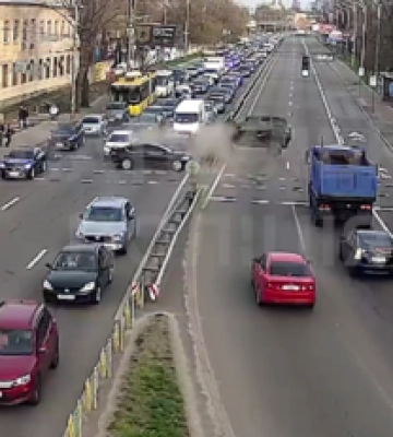 В Киеве произошла страшная авария с переворотом: момент зафиксировали камеры наблюдения