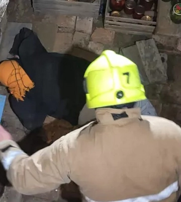 На Полтавщині бійці ДСНС врятували травмовану жінку, яка впала у власний погріб