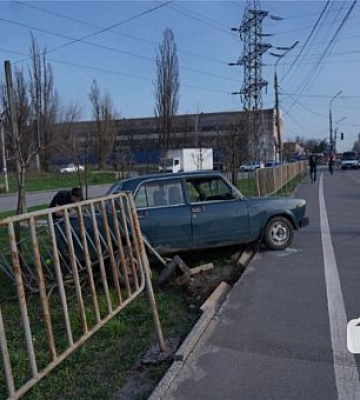 Влетел в забор: в Кривом Роге возле остановки Мудреная произошло ДТП
