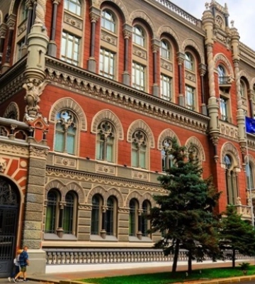 Кількість шахрайств з картками за рік зросла на чверть. Як убезпечити себе