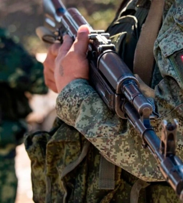 На лівобережжі Херсонщини російські окупанти створюють осередки пропаганди у захоплених школах