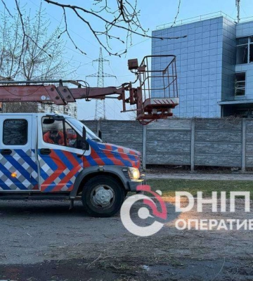 У Дніпрі на місці ракетного удару працює комунальна техніка