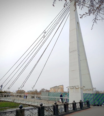 У Харкові взялися за реставрацію “мосту закоханих” у сквері “Стрілка” 