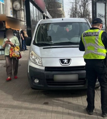 У Києві покарали «героя парковки», який заблокував шлях пішоходам