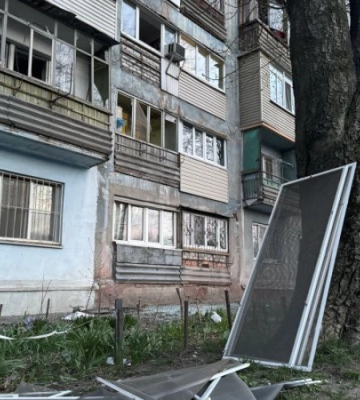 Внаслідок атаки у Дніпрі пошкоджено чотири заклади освіти та дев&#039;ять багатоповерхівок: ситуація в регіоні станом на ранок
