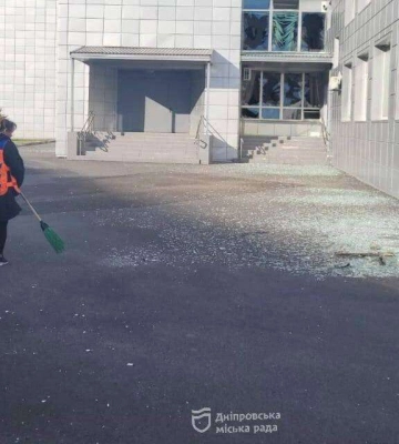 У Дніпрі на місці вчорашнього ракетного удару вже зранку працюють комунальники