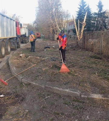 У Дніпрі на місці вчорашнього ракетного удару вже зранку працюють комунальники