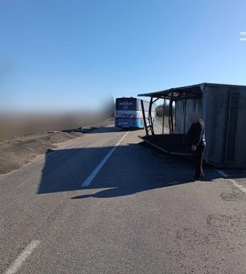 ДТП з вантажівкою в Миколаївській області: на автодорозі М-14 ускладнено рух