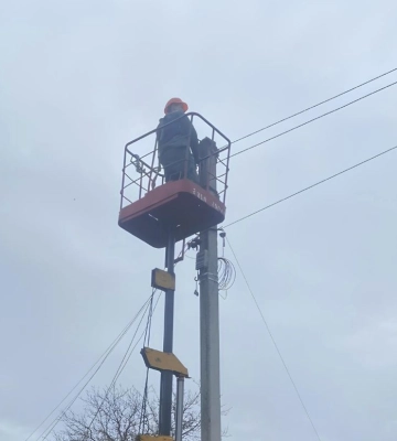 Негода на Рівненщині: енергетикам доводилось працювати і вночі