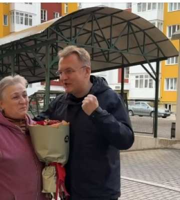 У Львові визначили найкращу двірничку: Садовий подарув пані букет троянд, - ВІДЕО
