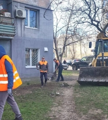У Дніпрі на місці вчорашнього ракетного удару вже зранку працюють комунальники