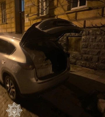 У центрі Львова пограбували автомобіль
