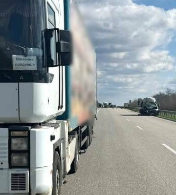 На Полтавщині легковик зіткнувся з вантажівкою: у кареті швидкої помер пасажир авто
