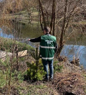 У Корці виявили огорожу, яка обмежує доступ до річки Корчик