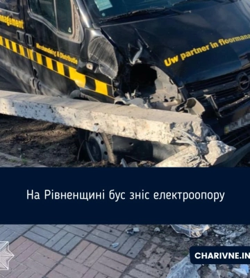 Бус в Дубні влетів у електроопору
