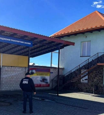 Допомагала ввозити авто із закордону: працівниці Експертного центру МВС на Прикарпатті повідомили про підозру
