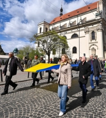 У Львові над вежею ратуші урочисто підняли національний прапор