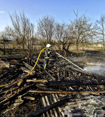 На Сумщині від пожежі загорілися 15 дач: постраждав пенсіонер