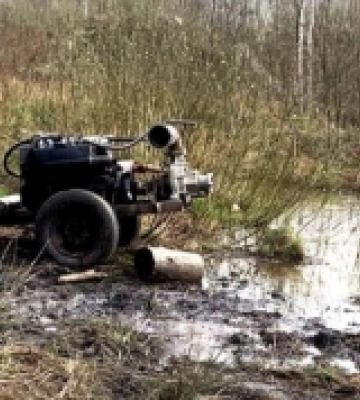 У лісі на Рівненщині вилучили мотопомпи бурштинових старателів