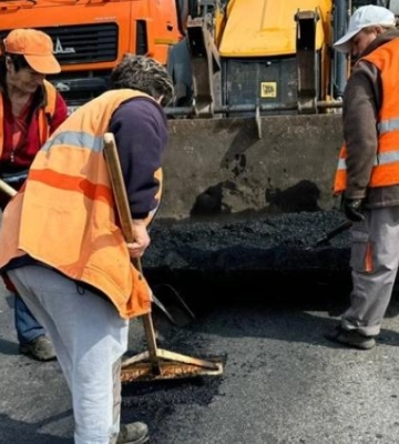 В Днепре продолжают устранять аварийную ямочность по всему городу