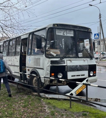 У Черкасах, ймовірно, нетверезий водій маршрутки зніс стовп (ВІДЕО)