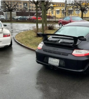 В Україні помітили унікальні спорткари Porsche (Фото)