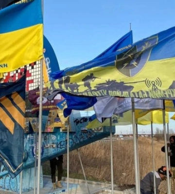Військові оновили стелу при вʼїзді на Донеччину і встановили особливі прапори