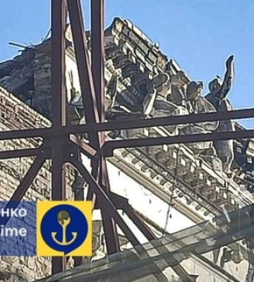 У драмтеатрі Маріуполя упав фронтон - знищені всі скульптури