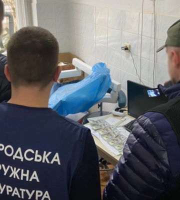 2000 доларів хабаря за фіктивну інвалідність для уникнення призову: на Закарпатті судитимуть лікаря-члена ВЛК