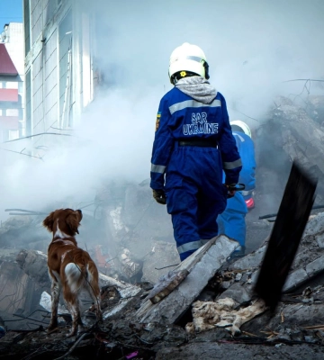 У Харкові ворожий дрон влучив у багатоповерхівку: одна людина загинула, четверо поранених