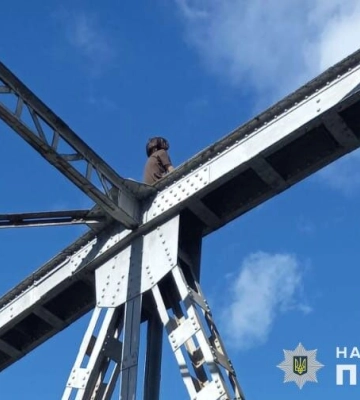 На Тернопільщині поліцейський врятував життя 15-річного хлопця, який хотів стрибнути з моста (ФОТО)