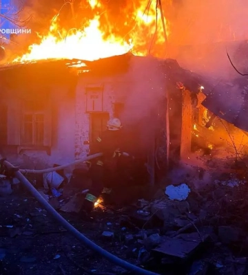 У Дніпрі загасили палаючий будинок