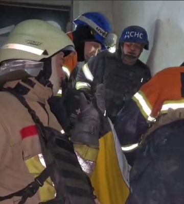 З-під завалів у Харкові рятувальники дістали живого чоловіка 