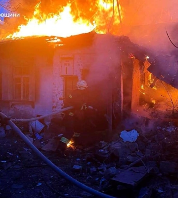 У Дніпрі загасили палаючий будинок