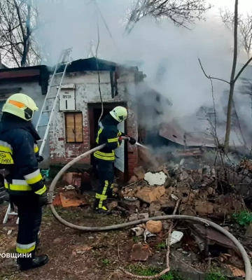 У Дніпрі загасили палаючий будинок