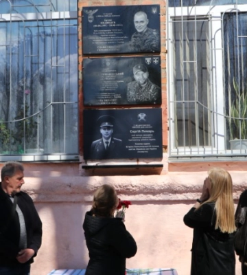 На фасаді полтавської школи відкрили меморіальні дошки загиблим Героям Артему Медведєву та Олексію Крижанівському