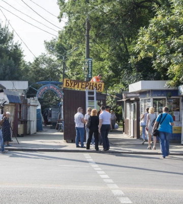 Занедбані та незаконні: У Миколаєві протягом року планують демонтувати 100 рекламних конструкцій та 24 МАФи